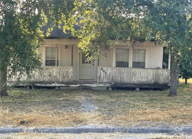 view of front facade with covered porch