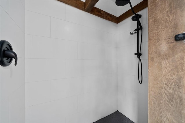 bathroom featuring a tile shower