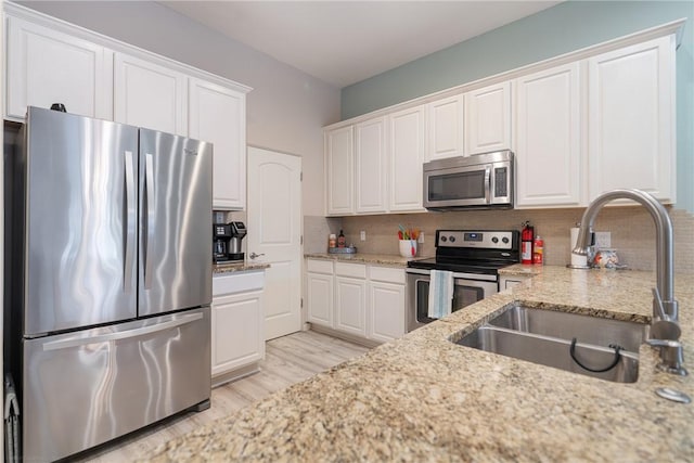 15414 Salt Cay Ct Unit 5E, Corpus Christi, TX 78418 - kitchen featuring a sink, white cabinetry, backsplash, and appliances with stainless steel finishes