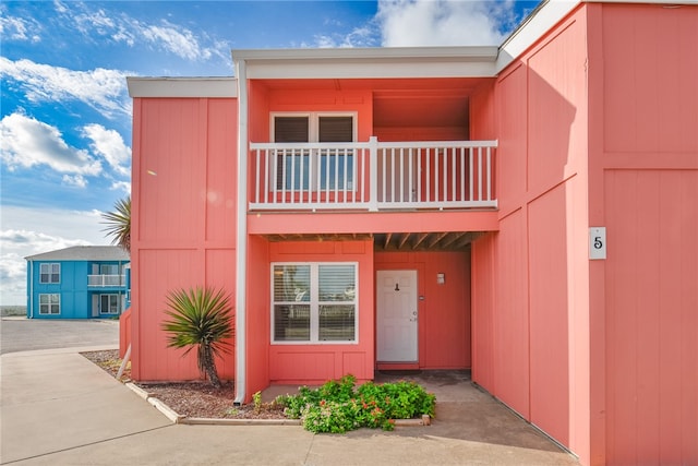 view of front of property featuring a balcony