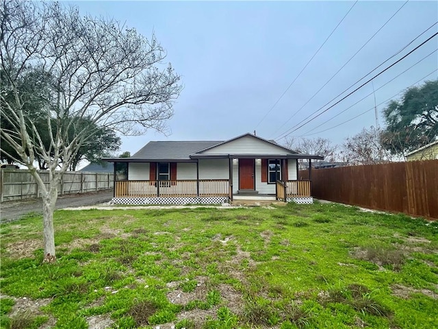 view of front of property with a front yard