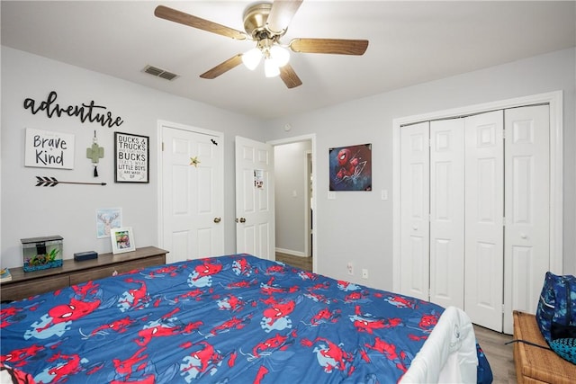 537 Vista Dr, Odem, TX 78370 - bedroom featuring ceiling fan, wood finished floors, and a closet