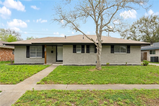 ranch-style home featuring a front lawn and cooling unit