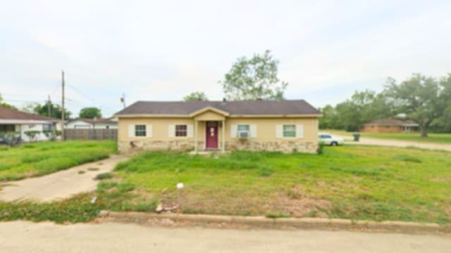 view of front of home featuring a front yard