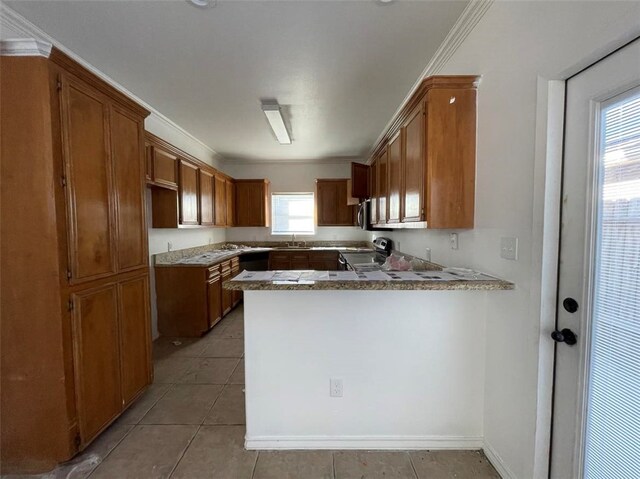 kitchen featuring stainless steel electric range, ornamental molding, light tile patterned floors, sink, and kitchen peninsula