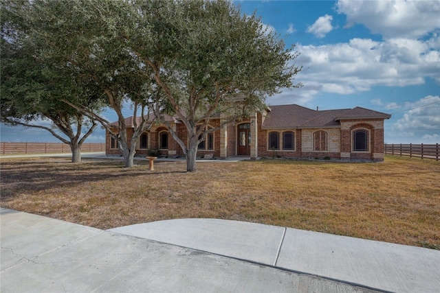 view of front of house featuring a front lawn