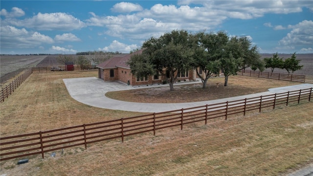 view of yard featuring a rural view