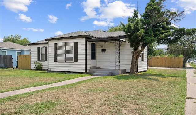 view of front of home featuring a front yard