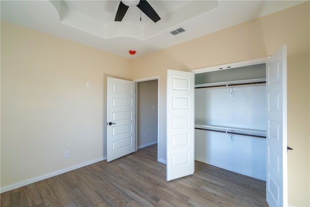 unfurnished bedroom featuring ceiling fan, a closet, and light wood-type flooring