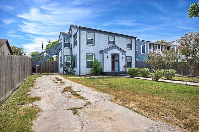 view of front facade featuring a front yard