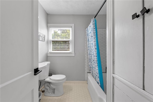 bathroom featuring a textured ceiling, toilet, and shower / bathtub combination with curtain