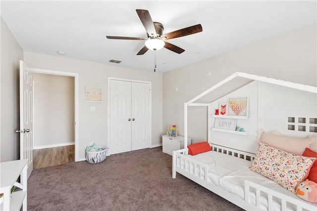 bedroom featuring a closet, a ceiling fan, visible vents, and carpet flooring