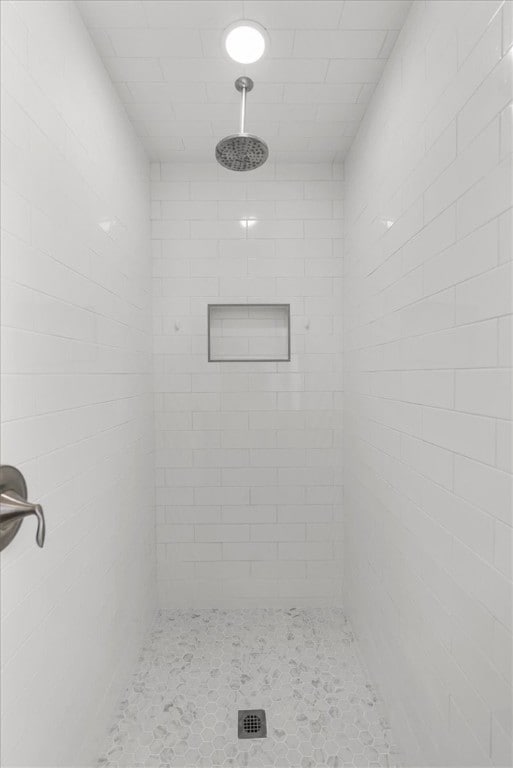 bathroom featuring tiled shower