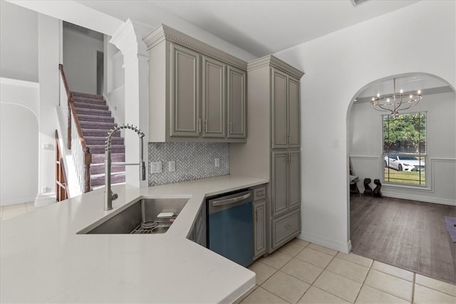 kitchen with light hardwood / wood-style floors, dishwasher, decorative backsplash, sink, and gray cabinets