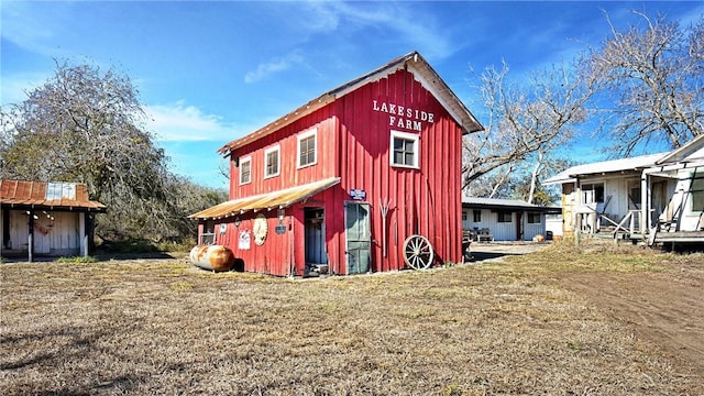 view of outdoor structure with a yard