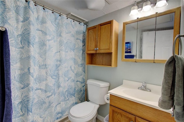 3938 Surfside Blvd Unit 2201, Corpus Christi, TX 78402 - full bath featuring toilet, vanity, and a shower with curtain