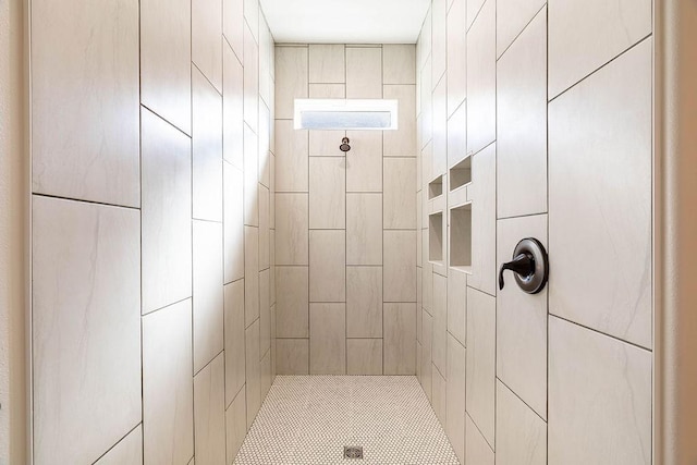 bathroom featuring tiled shower