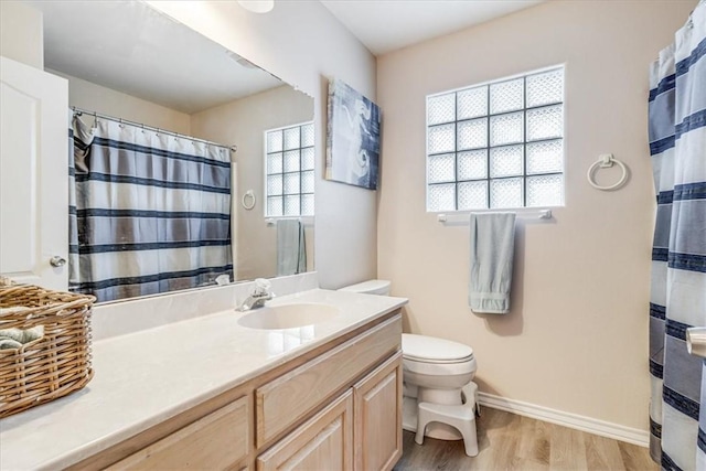 bathroom featuring wood finished floors, vanity, toilet, baseboards, and a shower with curtain