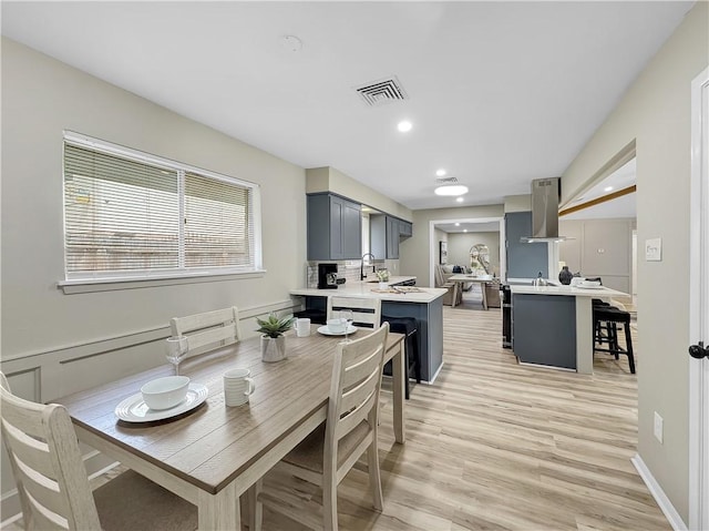 dining area featuring baseboards, light wood-style flooring, visible vents, and recessed lighting