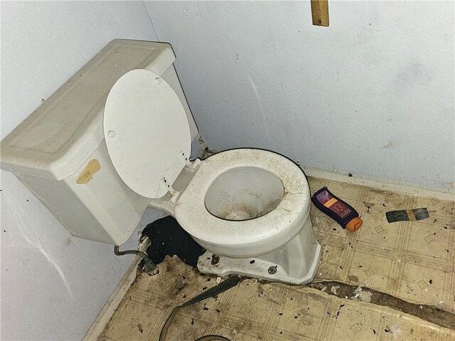 411 E Sarah St, Beeville, TX 78102 - bathroom view of toilet