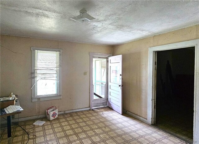 411 E Sarah St, Beeville, TX 78102 - entrance foyer with a textured ceiling