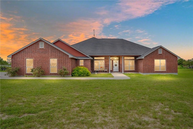 view of front of house featuring a lawn