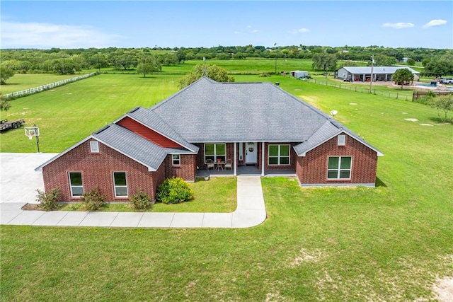 view of front of property featuring a front yard