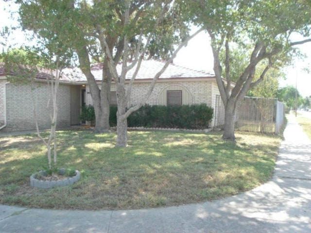 ranch-style home featuring a front yard