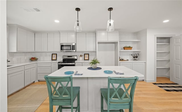 6905 Braesvalley Dr, Corpus Christi, TX 78413 - kitchen featuring stainless steel appliances, a kitchen island, light countertops, tasteful backsplash, and recessed lighting