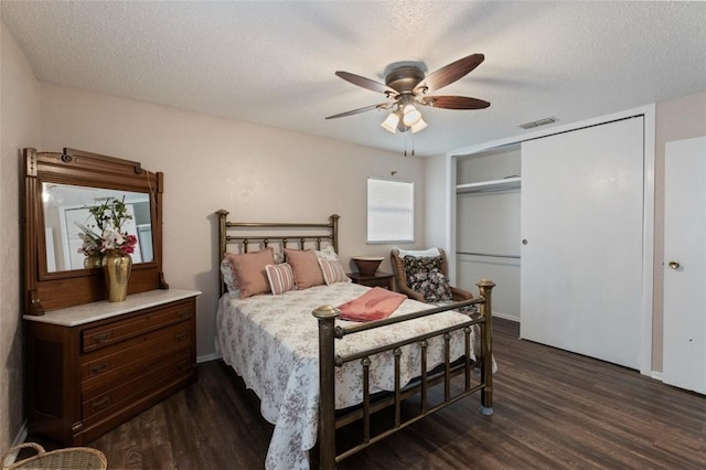 1313 E Cherrystone Dr, Corpus Christi, TX 78412 - bedroom with wood finished floors, a textured ceiling, a ceiling fan, and a closet
