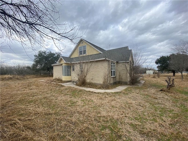 view of side of property featuring a lawn