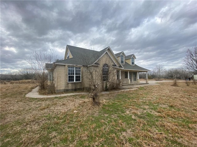 view of front facade featuring a front lawn