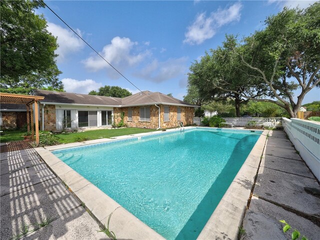 view of swimming pool