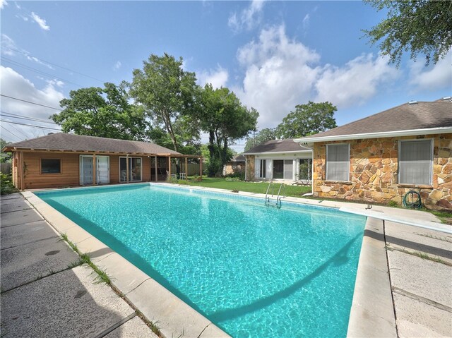 view of swimming pool