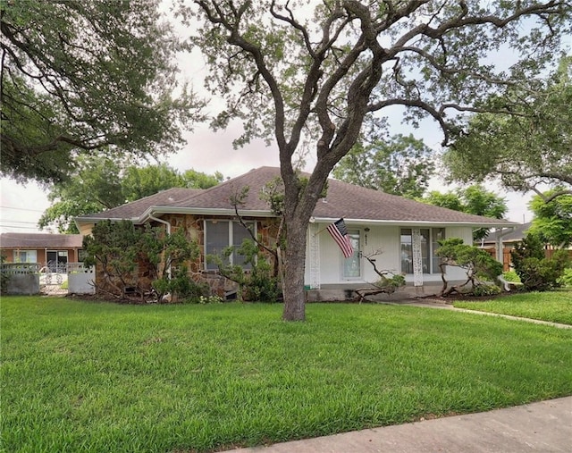 single story home with a front yard