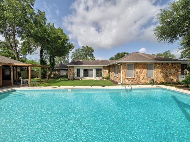 view of swimming pool featuring a lawn