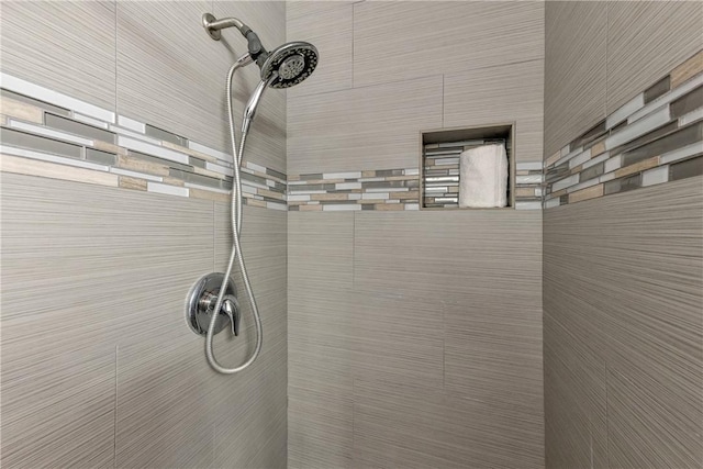 details featuring tiled shower