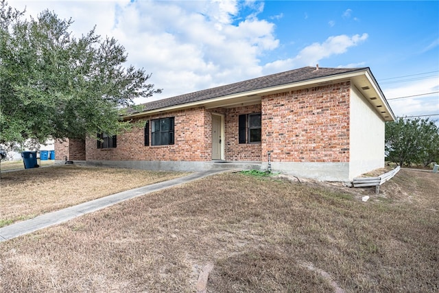 view of front of house featuring a front lawn