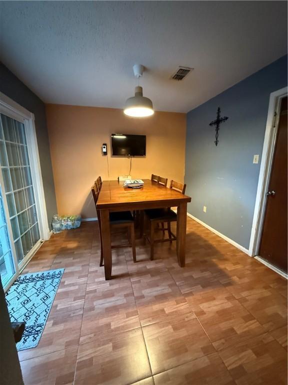 dining space with visible vents and baseboards