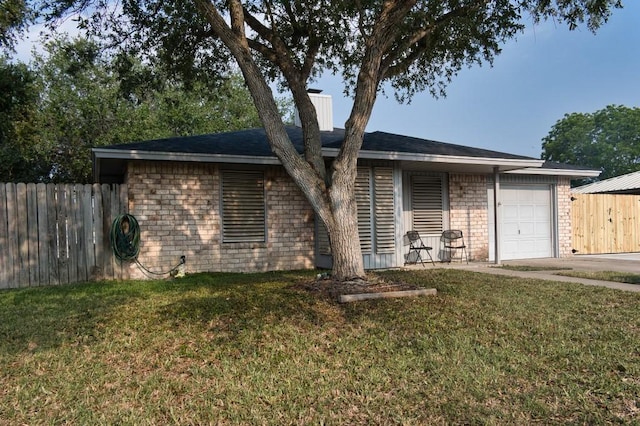 2850 Tuscarora Dr, Corpus Christi, TX 78410 - ranch-style house featuring a garage and driveway