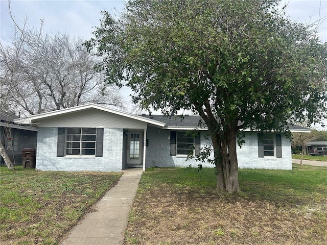 ranch-style house featuring a front yard