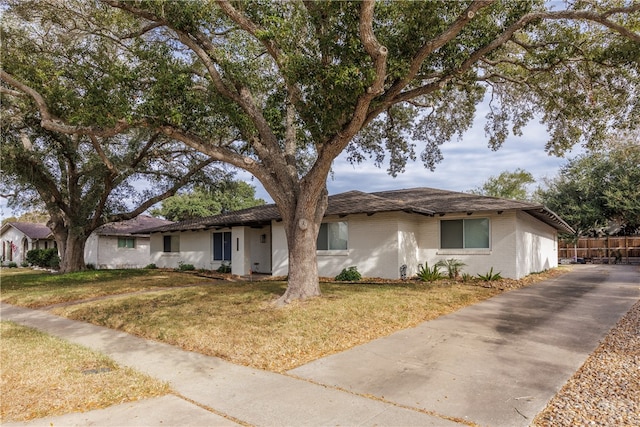 ranch-style home featuring a front lawn