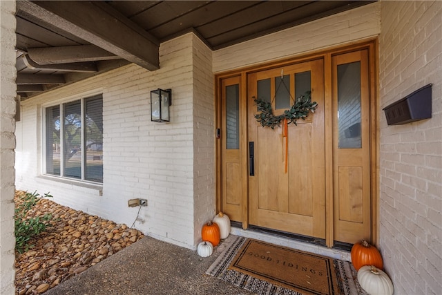 entrance to property featuring covered porch