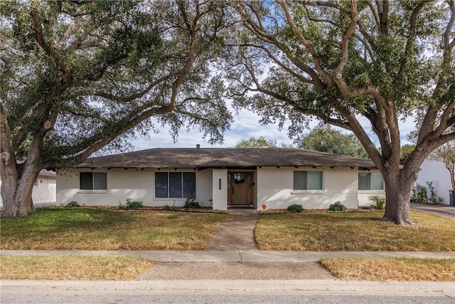 single story home with a front yard