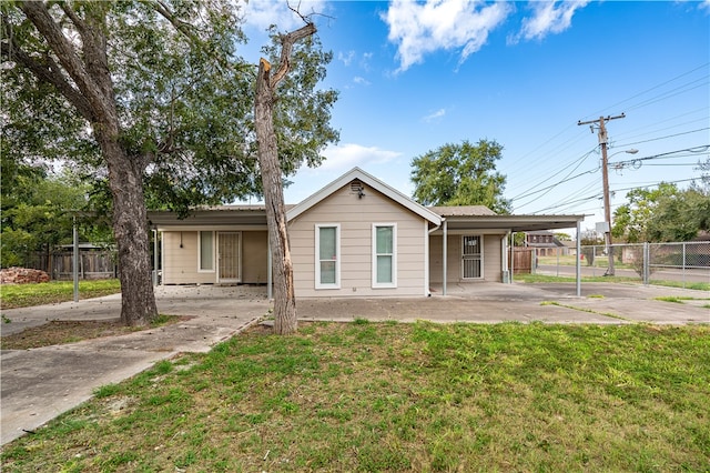 view of front of house featuring a carport and a front yard