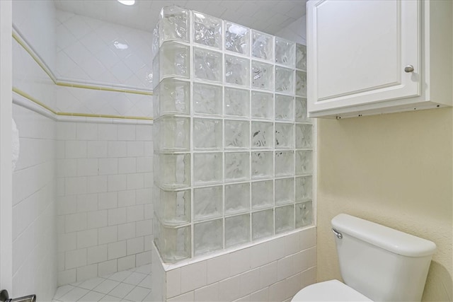 bathroom with toilet and tiled shower