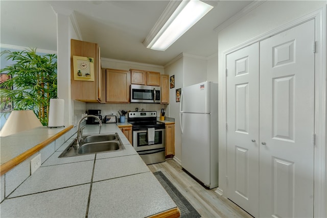 kitchen with sink, appliances with stainless steel finishes, light hardwood / wood-style flooring, crown molding, and decorative backsplash