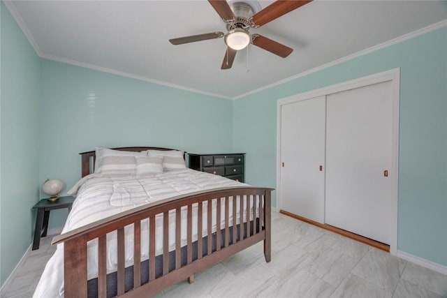 1038 Herndon St, Corpus Christi, TX 78411 - bedroom with crown molding, ceiling fan, and a closet