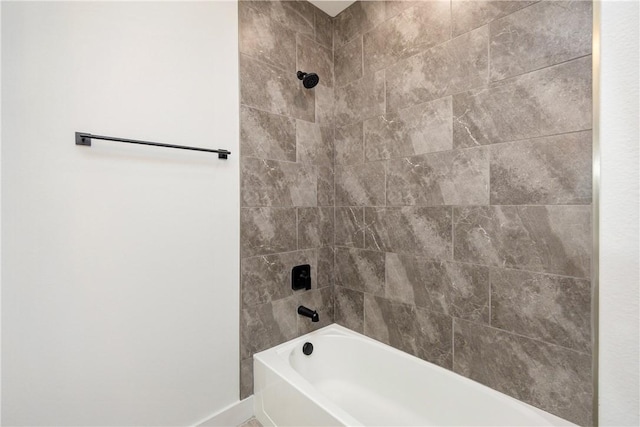 bathroom with tiled shower / bath combo