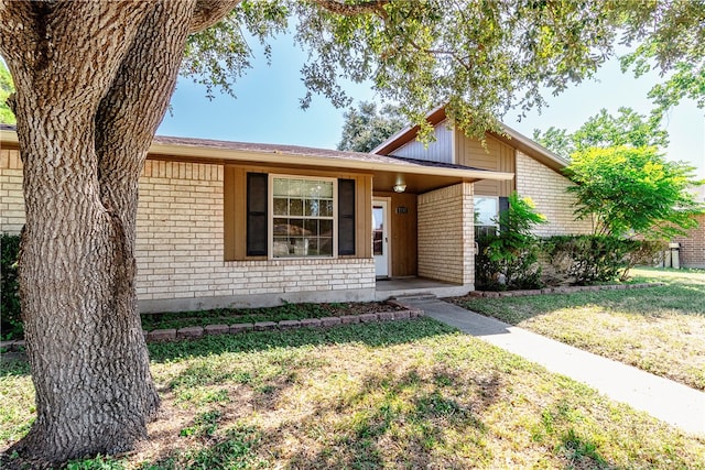 view of front of property featuring a front lawn